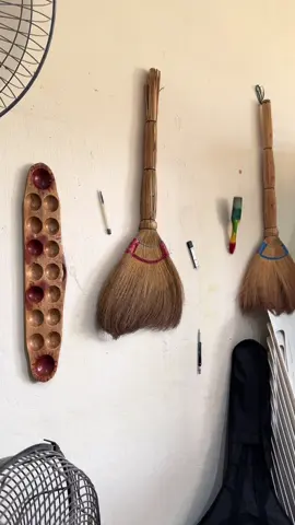 Yung naabutan mo silang ginagawa to…what kind of sorcery is this? 😂 . . . . #ballpenfrictiononthewall #trend #friction #static #energy 