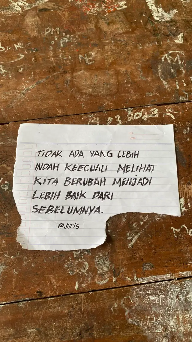 🍽️ Bahan Adonan Martabak 	•	250 gr tepung terigu protein sedang 	•	1 butir telur 	•	50 gr gula pasir 	•	1 sdt ragi instan 	•	1/2 sdt baking powder 	•	1/4 sdt garam 	•	300 ml air 	•	1 sdt vanili 	•	1 sdm mentega cair (opsional) ⸻ 🧂 Topping (sesuai selera) 	•	Meses cokelat 	•	Keju parut 	•	Susu kental manis 	•	Kacang sangrai cincang 	•	Margarin untuk olesan ⸻ 👩‍🍳 Cara Membuat 	1.	Campur tepung, gula, ragi, baking powder, garam dan vanili. 	2.	Masukkan telur dan air sedikit demi sedikit sambil diaduk hingga halus (jangan bergerindil). 	3.	Diamkan adonan 30–45 menit sampai berbuih (ragi bekerja). 	4.	Panaskan teflon dengan api kecil. 	5.	Tuang adonan, putar teflon sedikit agar pinggirnya naik. 	6.	Saat permukaan mulai muncul lubang-lubang, taburi sedikit gula pasir. 	7.	Tutup teflon dan masak hingga matang. 	8.	Angkat, oles permukaan dengan margarin. 	9.	Beri topping sesuai selera: meses, keju, kacang, susu kental manis. 	10.	Lipat menjadi dua, tekan pelan, lalu potong. #foryoupage #xybca 