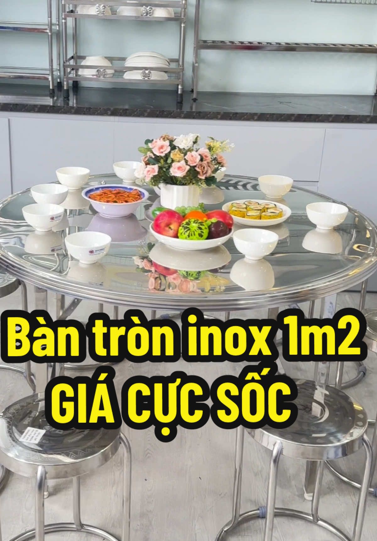 Bàn tròn chân xếp gọn, mang đi đâu cũng tiện lợi, đãi tiệc cuối năm hay làm bàn ăn cơm đều được #nhureview #quiphuc #baninox #baninoxcaocap #baninoxgapgon 