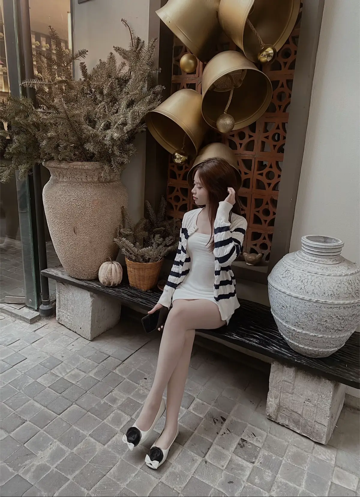 “Trăm người, vạn miệng, ngàn lời nói. Chuyện đời, người phán, cười cho qua.”