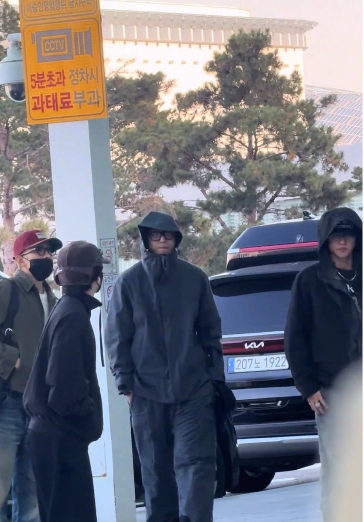 In Seoul airport!!! ✈️🇰🇷 #mingyu #seventeen #fyp #airportoutfit #fyppppppppppppppppppppppp 