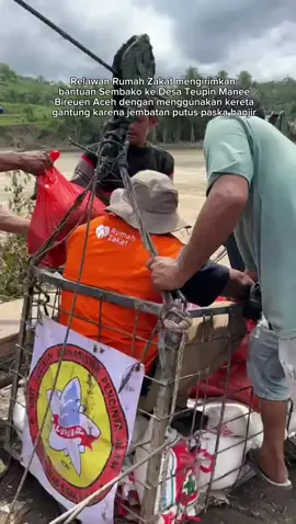 Perjuangan relawan dalam menyalurkan bantuan logistik di Bireun Aceh. Mohon doanya agar relawan dan warga yang saling bahu-membahu mengirimkan bantuan ke lokasi bencana selalu dalam lindungan Allah SWT. Sahabat alhamdulillah dari sisi bantuan seperti makanan, obat, air sudah tersedia. Yang menjadi kesulitan adalah armada untuk mengirimkan bantuan. Kami sedang mengupayakan agar armada transportasi untuk menjangkau daerah terisolir dapat segera tersedia.  #prayforsumatera