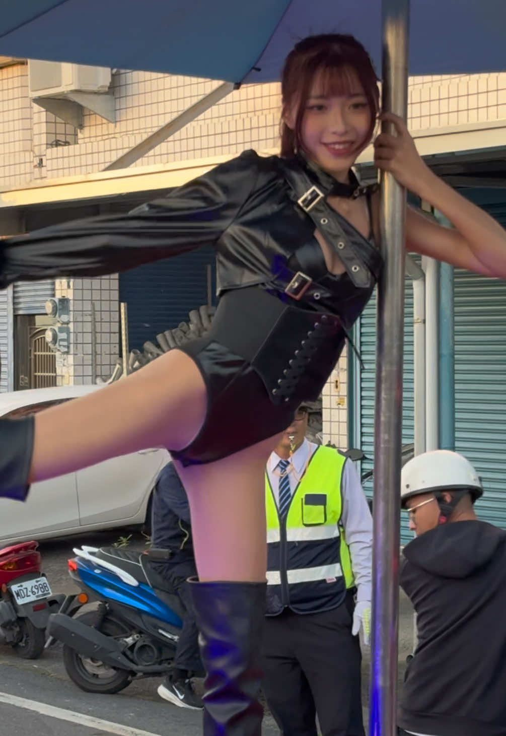 台灣廟會日常🔥 📷1206 妳倆在這比賽嗎😆 「永靖莊安宮觀音佛祖往王功福海宮謁祖接天香回鑾遶境」 #性感妖姬 #小7同學 biubiu #廟會特攻隊 #羊哥福利攝 #BMSW_TW 