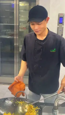 Tuổi trẻ có bao lâu mà hững hờ. Cứ sống hết mình với đam mê, nợ nần sẽ theo đuổi bạn 😬😬 #comchien #daubep #nauan #xh #xuhuongtiktok 