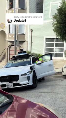 Replying to @Fedorblt Roadside Assistance to the rescue - featuring some good bystanders 