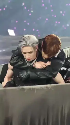This moment had me absolutely sobbing. Seungmin pushed through the whole choreography with his injured foot even though there was a chair prepared for him, and you could see how much pain and exhaustion he was hiding. Then at the end, Chan noticed everything and carried him, and the way Seungmin just held onto him… my heart can’t take this. I love them so much 😭😭🥺 #straykids #seungmin #bangchan 