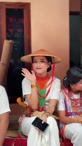 Pemandu lokal bersama Turis di Ritual rambu solo’ - tongkonan to’ kata #rambusolo #toraja #torajasulawesiselatan #torajautara #torajapride🏝️💥 