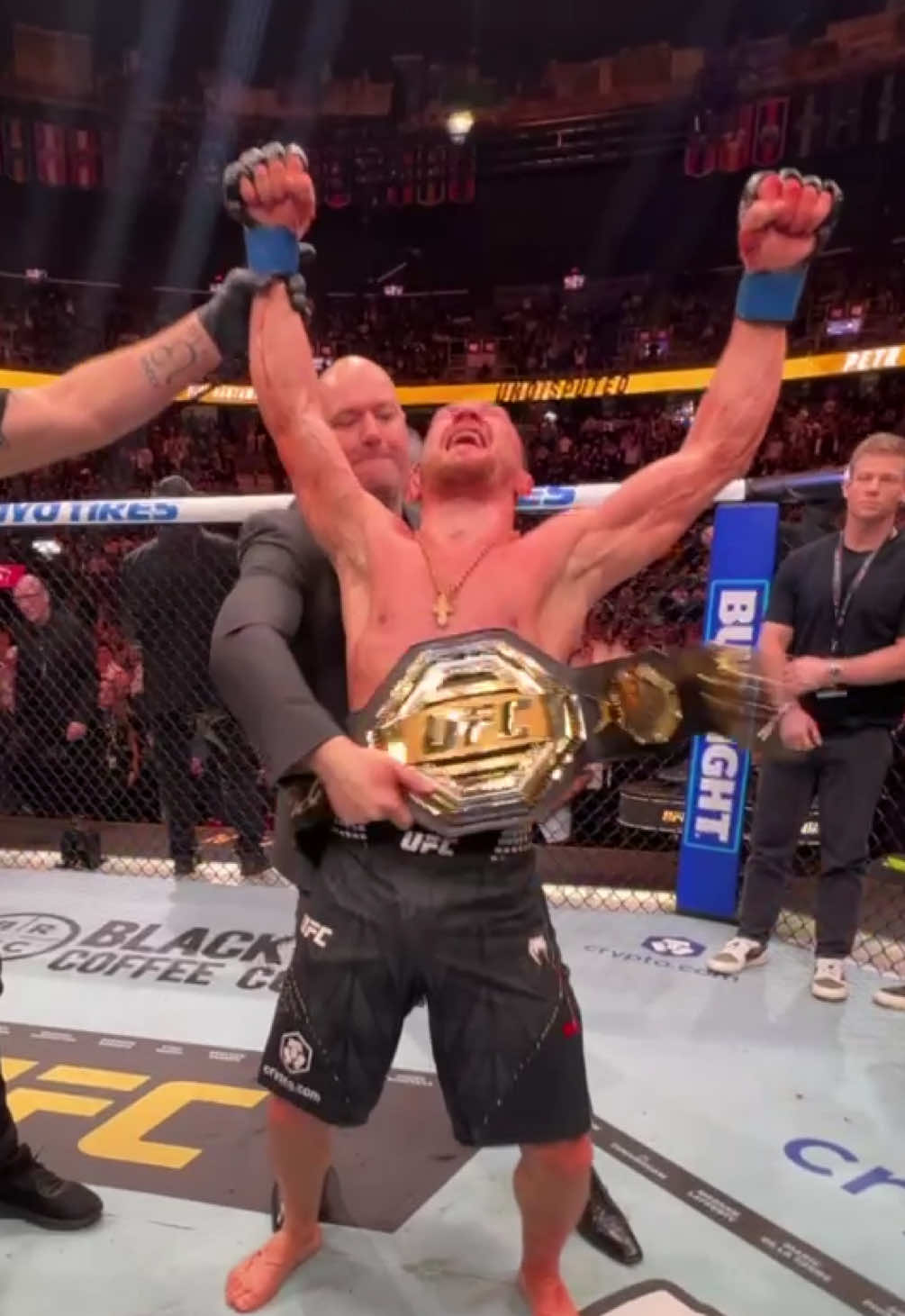 🇷🇺🏆 Пётр Ян вернул титул чемпиона в легчайшем весе! #UFC323 #AndNew #UFC #champion #petryan 