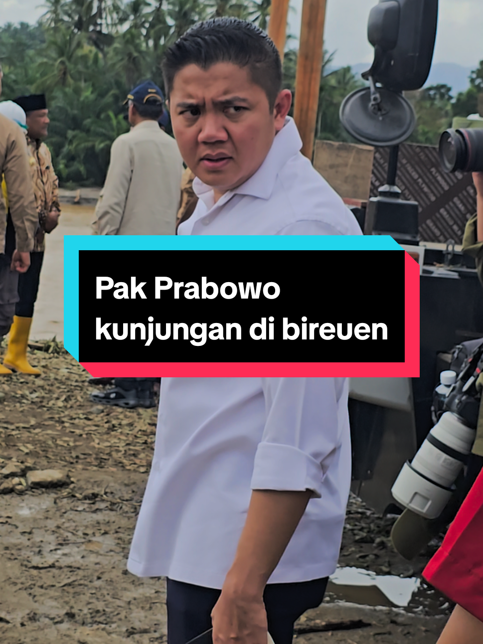 Kunjungan pak prabowo ke bireuen turun di batalyon Yonif RK 113/JS Juli, lalu mengunjungi jembatan teupin mane , didampingi pak gubernur aceh dan bupati bireuen dan jajarannya #prabowo #bireuen #banjirbireuen 
