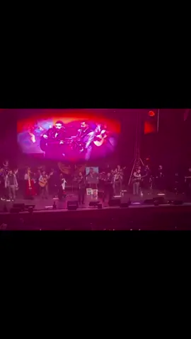 ASI SE DESPIDEN LOS PARRAS EN BAKERSFIELD,CA 🫶🏻🥹❤️‍🔥 cómo siempre bien agradecidos,humildes y con esa sencillez hacia su público LOS AMAMOSS🫶🏻🙏🏻❤️‍🔥 #losparras #paratiiiiiiiiiiiiiiiiiiiiiiiiiiiiiii #foryou #Viral #fyp 