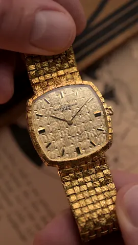 I don’t want to know how long it took to manufacture a Vacheron Constantin 7391 like this in the 1970s. 🤯 Just imagine, everything done by hand... every engraving on the 18k gold dial done by hand. No two engravings are alike. And the bracelet alone must have taken several days to make. It’s unimaginable what a customer would have to pay for a new watch of this kind today...