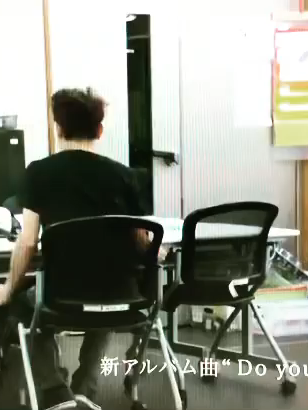 振り付けを考える智くんは  カッコイイ😍いつものフニャフニャ  可愛い姿とは変わって何かの中に  入ってく様な創作の世界の住人😳　　　  人が喜ぶモノを創りだすには、  物凄い労力や思考が必要だよね  相手が喜んでくれてその人に  マッチングしたモノで無ければ  ソレはただのモノでしか無いけれど  智くんは、ソレ自体に命を吹き込む  様に創作をする力が有る人だから  沢山の人が魅了されるダンスや作品を  創りだすんだね😊  創作の心を学べるシーンで凄く好き  智くんがよくジーと考えて出来たって  帰る話されてるけど、まずはイメージ  が無いモノを創作する事は、出来ない  根本を本当に知ってるからだよね  実際はこうしてダンスして創り上げる  様を見て更にリスペクト😭しか無い  今日の私でした！私も頑張るぞ😤  #大野智　　#青担　　#サトシック #嵐　　#ARASHI  #OhNo #今日の可愛い智くん #僕のファンの子 #智くんのキラキラの欠片探して  #創作をしてる智くんはカッコいい #智くんのダンスが観たい