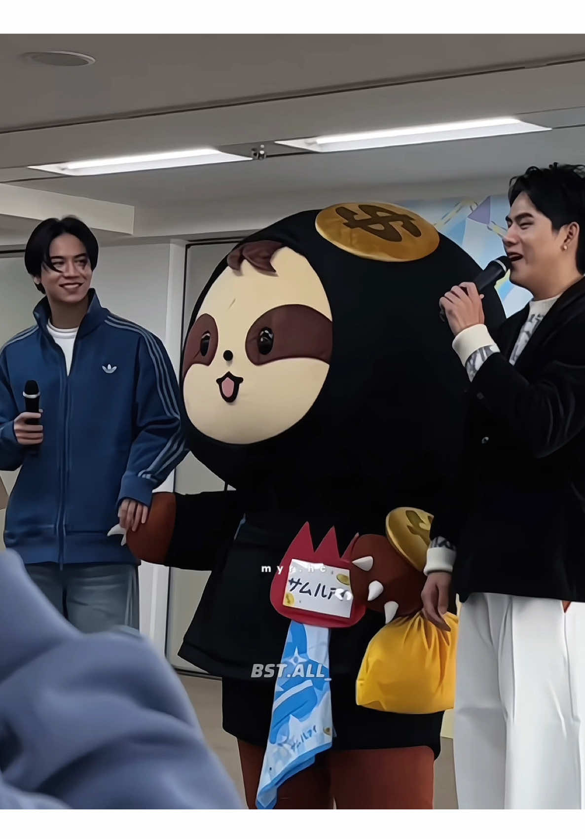 literally a married couple took their child to the event and the husband couldnt take his eyes off his life partner 🧎‍♀️‍➡️🧎‍♀️‍➡️ #winnysatang #winnythanawin #satangks #winynny #satangkittipop 