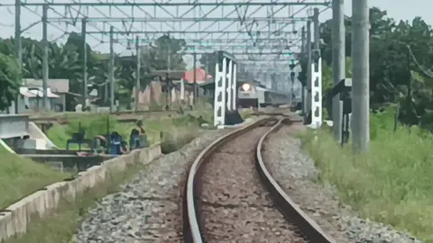 KA Manahan membawa rangkaian kawis bali+panoramic+priority  #kai121 #railfansindonesia #huntingkereta #keretaluarbiasa  #fyppppppppppppppppppppppp 