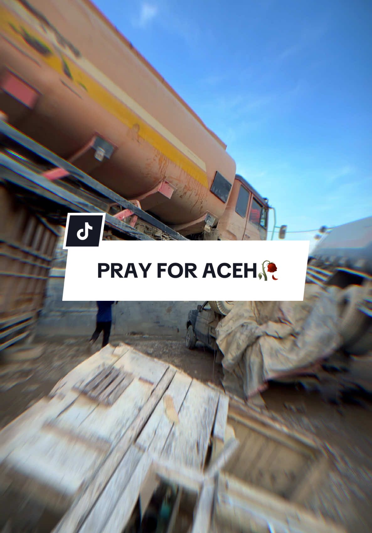 6 Desember 25 Aceh Tamiang 🥀Gak kebayang ini ketinggian banjirnya setinggi apa mobil mobil bisa ke angkat seperti ini dan Rumah rata sama tanah , Mencekam‼️