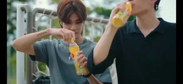 ซีนนี้ขำมาก คุณธีร์หึงแม้กระทั่งขวดโออิชิ 555555555  ฮีบอกพีชควรยิ้มให้ฮีไม่ใช่ยิ้มให้อิขวดบ้านี่ 🤣😂🤣😂  พอเขาบอกว่ายิ้มเพราะตัวเอง ก็เขินหน้าเบี้ยว กูจะบ้า วันๆของคุณธีร์มีแต่อะไรประหลาดๆ #MeAndTheeSeriesEP4 #PondPhuwin #ปอนด์ภูวินทร์ #คุณธีร์น้องพีช 