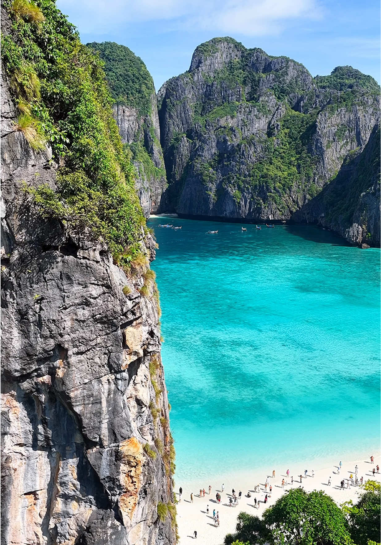 A little piece of Heaven on Earth 🏝️ 📍Maya Bay - Phi Phi Island , Krabi Thailand 🇹🇭  . . #thailandtravel #beachvibes #islandlife #vacation #travel 
