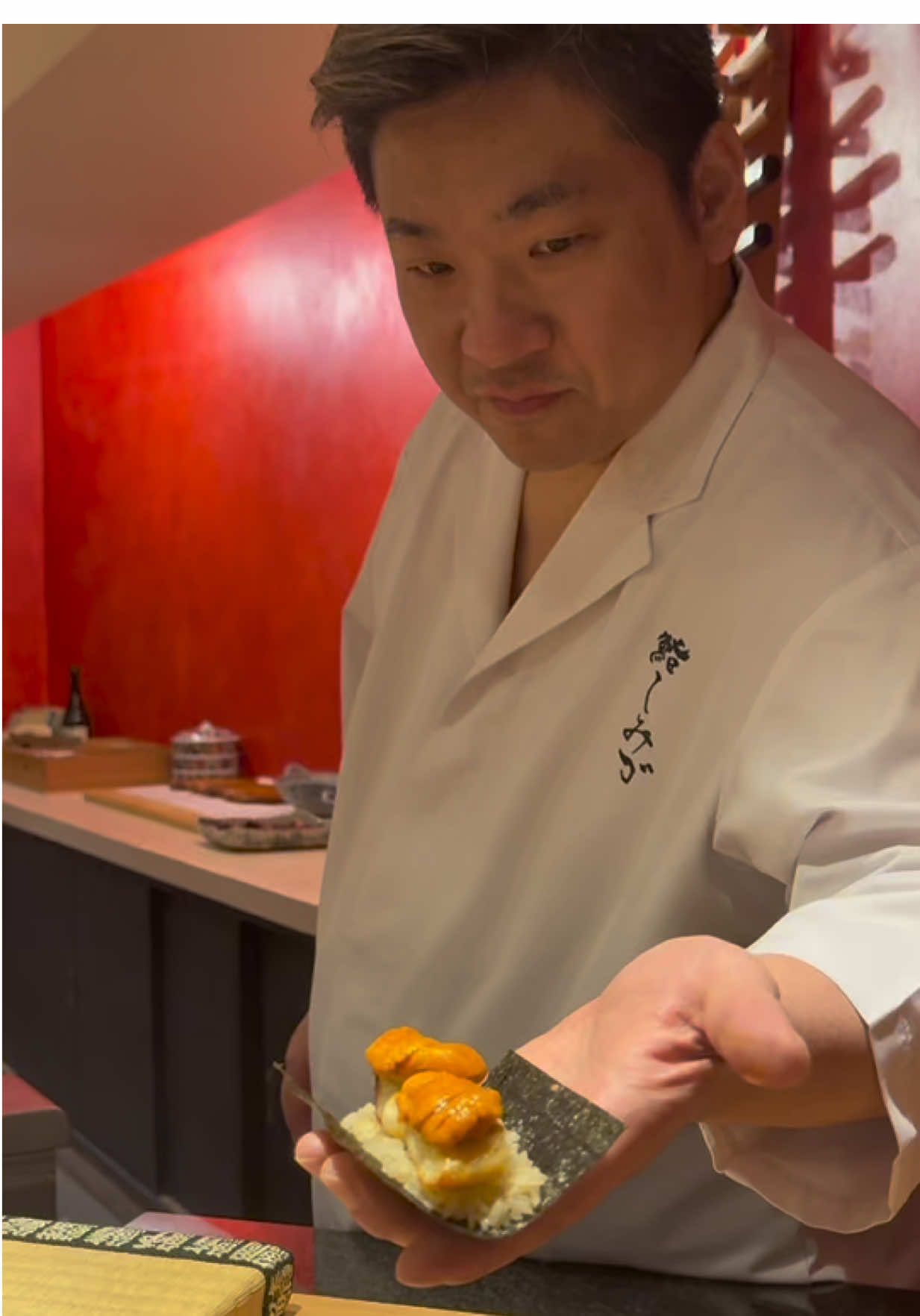 湘南で鮨と言ったらここ🍣 📍鮨しみづ 静かなまいの中で、丁寧な仕事が光る藤沢の名店‼︎ 一貫一貫にしっかりと手間をかけていて、ネタの旨さはもちろん、口どけ・香り・余韻までぜんぶ綺麗にまとまる熟成の極み✨ 特にシャリの温度とほどけ方が本当にちょうどいい。 大将の握るテンポも心地よくて、気づいたら全部の一貫をゆっくり味わいたくなる。派手さより