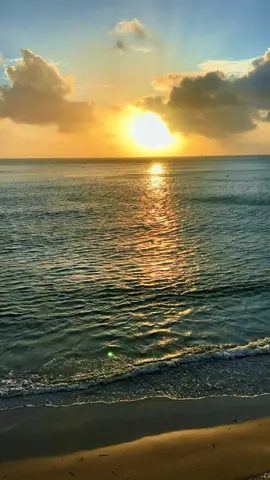 Chạm vào bình yên giữa biển #bien #hoànghôn #chill #travel #viral 