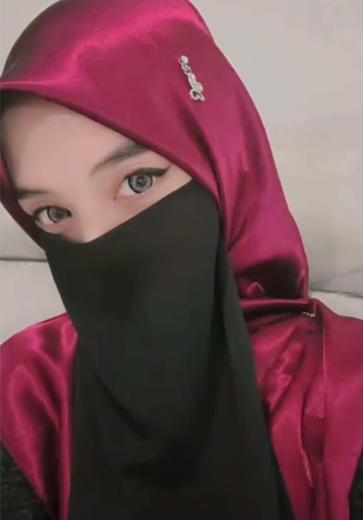 ✨ WE’RE OPEN! ✨ Tudung satin glowing gila—pakai terus nampak slay. Warna banyak, mood pun naik! Cepat order sebelum sold out 🤭💗