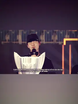 风吹少年落，光照少年行。 Gió đẩy bước thiếu niên, ánh sáng soi đường cậu đi. #chovy #쵸비 