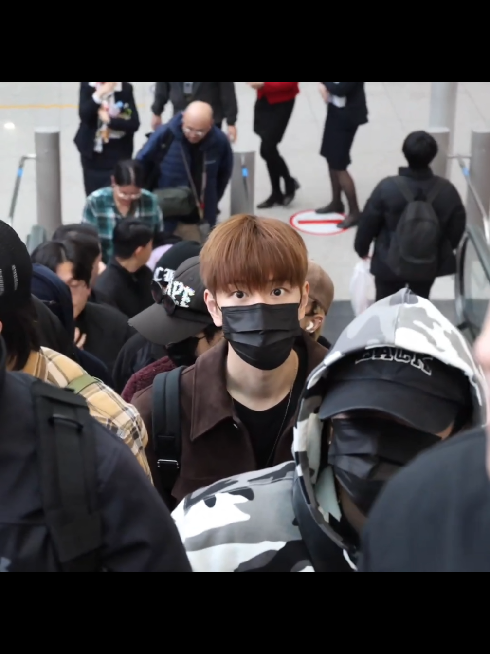 что или кого он там увидел?  #seungmin #StrayKids #stay #AAA #skz 