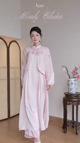 Minh Châu Minh Châu gây ấn tượng bằng bảng màu hồng phấn nhẹ, phối cùng áo khoác voan thêu nổi giúp bộ trang phục tăng thêm chiều sâu. Tổng thể giữ đúng tinh thần thanh lịch, mềm mại nhưng hiện đại. #AoDai #LANA #LANADesign  #MinhChau #SD444 ————————— 𝐋𝐀.𝐍𝐀 – 𝐜𝐡𝐚𝐫𝐢𝐬𝐦𝐚𝐭𝐢𝐜 𝐢𝐧 𝐞𝐯𝐞𝐫𝐲 𝐲𝐚𝐫𝐝 𝐨𝐟 𝐜𝐥𝐨𝐭𝐡