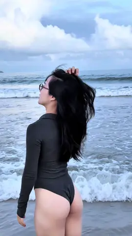 Thay vì suốt ngày cầm điện thoại,sao anh không thử cầm tay em 🫢. #xuhuong #viral #bikini 