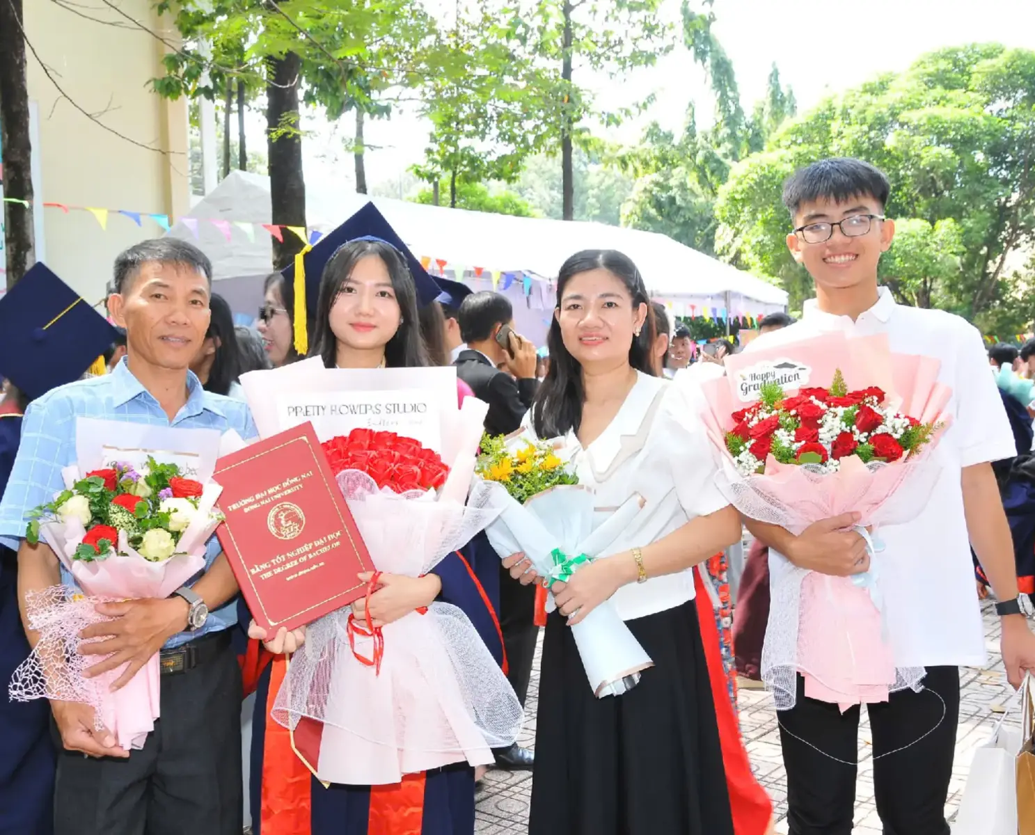 Chúc mừng chị hai đã hoàn thành một cột mốc quan trọng. Chúc chị bước sang chặng đường mới với thật nhiều may mắn, tự tin và thành công. Tự hào về hai , mong chị luôn giữ vững niềm đam mê và tỏa sáng ở hành trình phía trước . Gia đình luôn ủng hộ hai @van542338 🥰🥰🥰 #yeugiadinh #giadinhlaso1  #donghanh