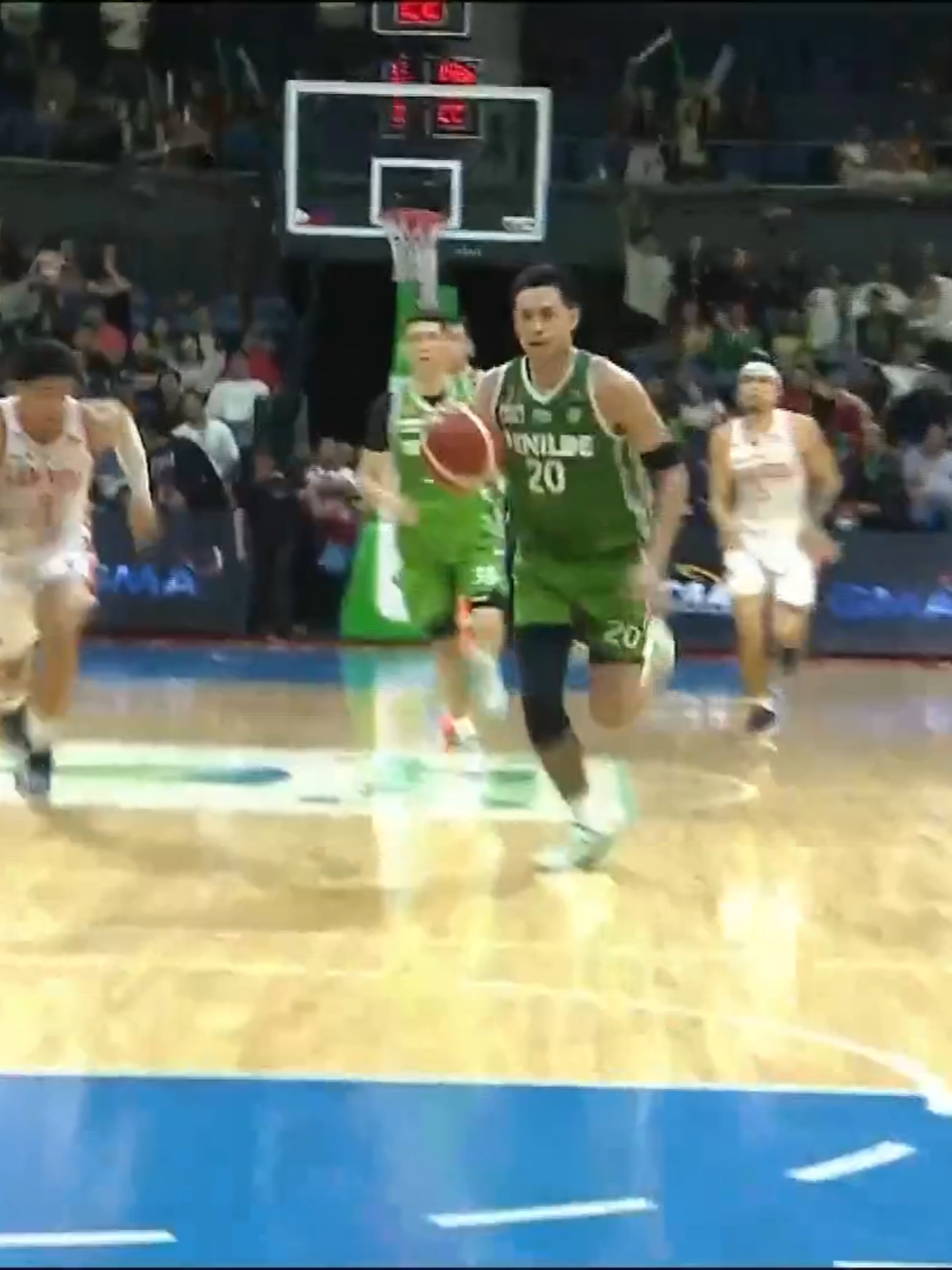 WALANG BIBITAW 🤯 San Beda and Benilde duke it out late in the fourth quarter! #NCAASeason101 #NCAA101 #GMASports #BuildingGreatness #SportsOnTikTok