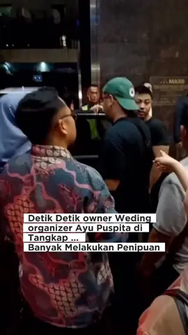 Gelombang keluhan klien akhirnya berujung pada penangkapan. Owner PT Ayu Puspita Sejahtera, yang dikenal di Instagram melalui akun @byayupuspitaa dan @madeliefwedding, diamankan aparat setelah dugaan praktik penipuan jasa event organizer pernikahan mencuat luas di media sosial. Perusahaan yang berlokasi di Jl. H. Siun 2C No.51A, Ceger, Cipayung, Jakarta Timur ini diduga menelantarkan pelanggan yang telah membayar penuh paket pernikahan. Janji manis layanan mewah berubah menjadi mimpi buruk bagi para calon pengantin yang merasa dirugikan. Semalam, tersangka digelandang ke Polda Metro Jaya untuk pemeriksaan mendalam setelah bukti dan kesaksian dari para korban terus bermunculan. Publik kian geram, linimasa sosial media ramai dengan klaim bahwa Ayu Puspita Wedding kerap melakukan penipuan berulang. Insiden ini membuka kembali luka lama industri EO: glamour di depan kamera, tapi jebakan di belakang kontrak. #suaratanahair #beritaterkini #beritapopuler  #weding  #BreakingNewsID 