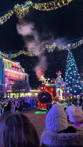La nouvelle saison commence à Disneyland Paris ! 🎄🎁 #disney #disneylandparis #prt #fyp #christmas 
