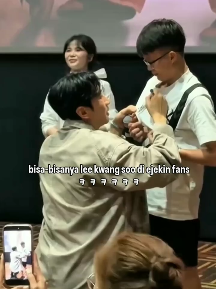 ဒီမင်းသားနဲ့သူ့ဖန်တွေကတော့ ရောက်ရာနေရာပွဲဖြစ်ကြတာဟေ့ 🤣🤣