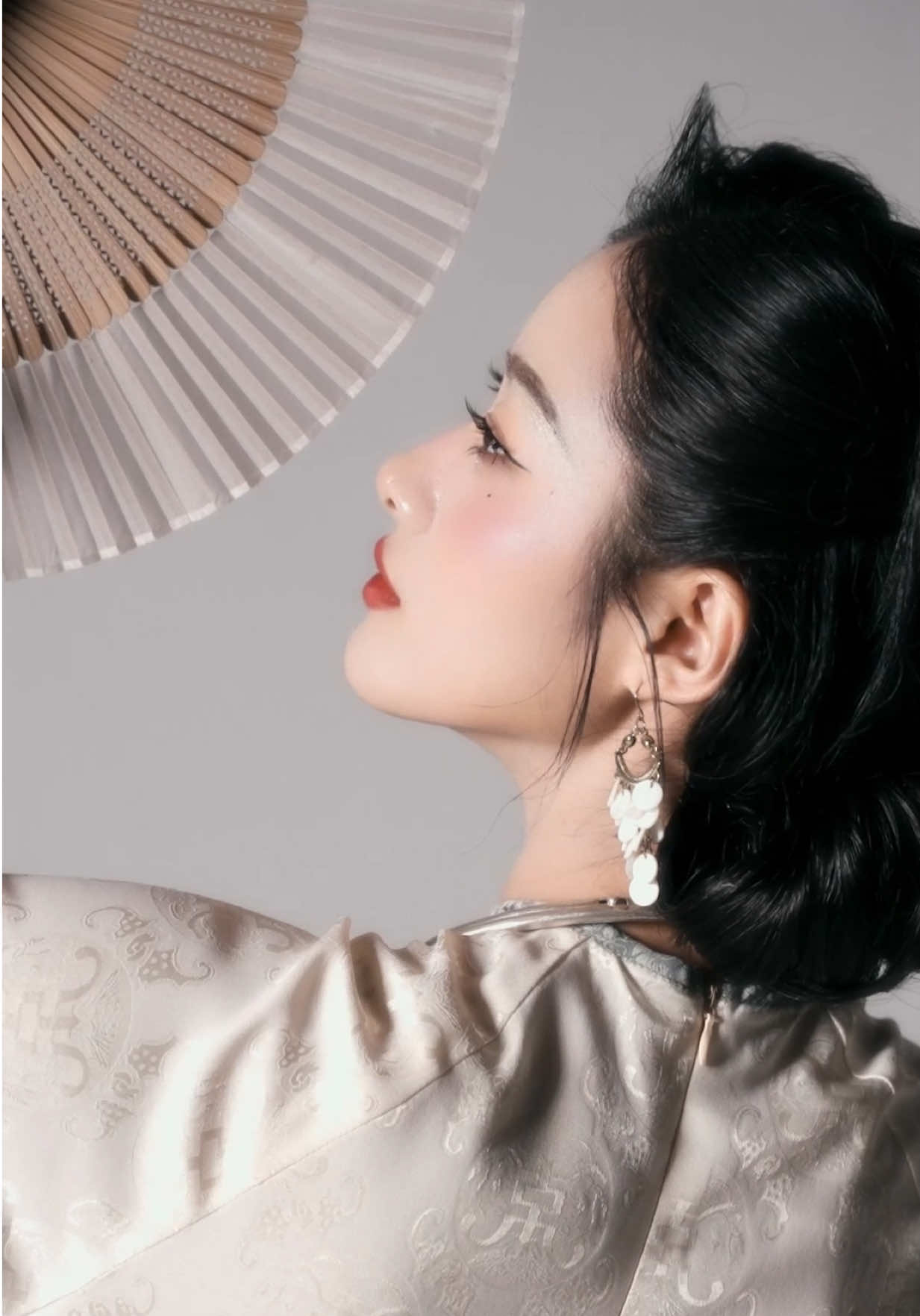 THỌ VÂN — SỨC NẶNG DI SẢN Phụ nữ đứng trên nền tảng của thế hệ trước, mạnh mà không cần phô diễn. • Hai kiềng bạc: trọng lượng di sản truyền đời. •Quạt ngọc: quyền lực mềm, điều khiển tinh tế. •Dù trắng: ranh giới tự thiết lập để bảo toàn sự an yên. Thọ Vân cho thấy sức mạnh của phụ nữ nằm trong nền tảng mà lịch sử trao lại — vững, sâu, không dễ lung lay.  #enkavietnam #fashion #phapphucdichua #thoitrang #aodai 