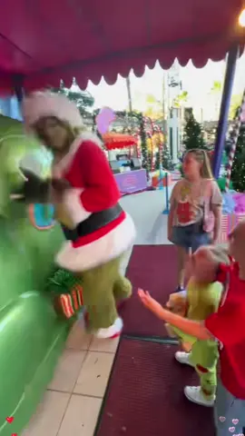 Merry grinchmas!!💚#grinchmas #grinchtiktok #universalstudios #fyp