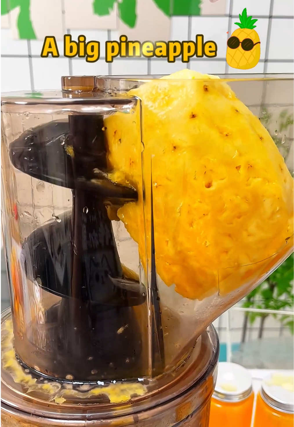 Can a whole pineapple be juiced? Bosses, take a look! This is our commercial machine that can juice a whole pineapple without cutting.#商用榨汁機 