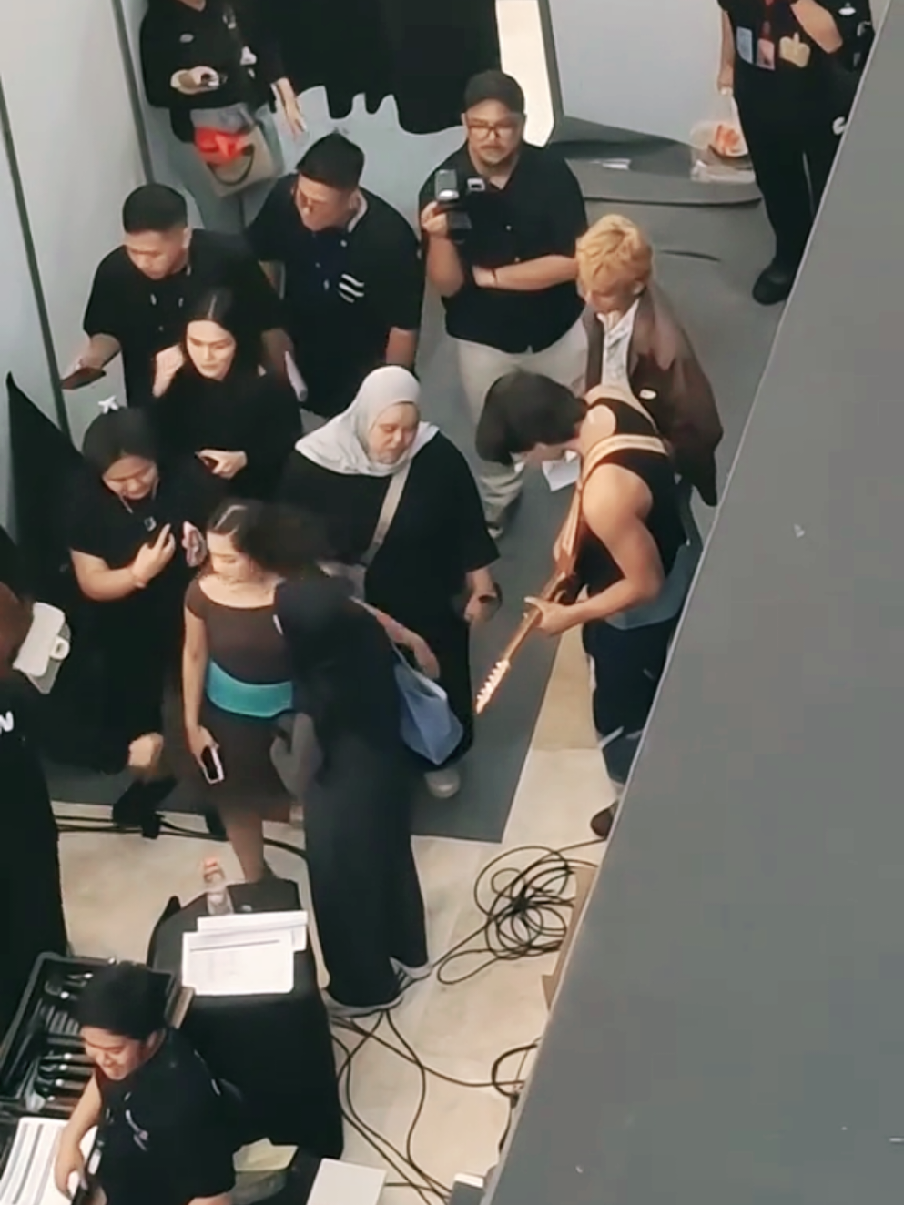 tenangin diri lu Moh, gausah backstreet lagii dah☹️☹️🧘🏻‍♀️🤍🖤 #moqeel #moqeelovers #aryamohan #aqeelacalista #agzlovefest3 