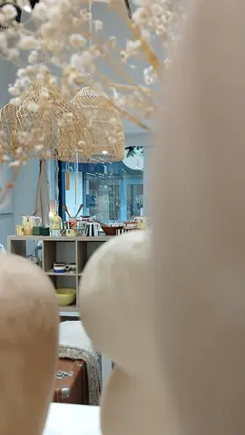 J’avais promis d’attendre un peu avant de passer en mode Noël… Visiblement, je n’ai pas tenu. 🎄✨ À J-18, Last Christmas tourne déjà en boucle pendant que je range la boutique — la magie est officiellement lancée chez Saudade. Boutique ouverte 7j/7 à Cherbourg, et aussi en ligne sur saudadeconceptstore.fr 💙 #cherbourg #conceptstore #decoration #boutiqueenligne #ideecadeaux 