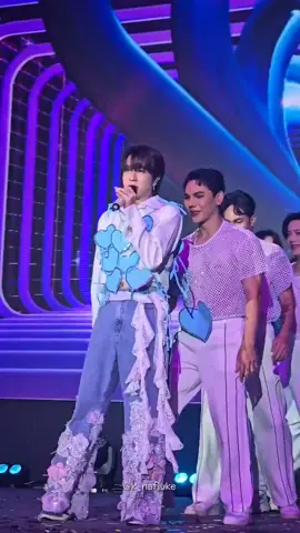 Sungguh menakjubkan bagaimana Fluke masih terlihat segar meskipun semua persiapan (bernyanyi dan menari) yang telah dilakukannya untuk pertunjukan, sangat terkesan dengan dedikasi dan profesionalismenya. 🫶🏻 #fluke_natouch #เจ้าแก้มก้อน #FlukeChristmasParty2025 @FlukeNatouch @🐤🐥🐣PHI🐣🐥🐤 