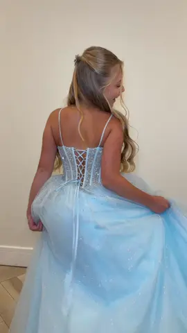 Princess vibes 👑 ✨ What’s your thoughts on the dresses girlies??🩵 @Nottinghamshire No1 Prom Shop #yasinfluencerparty #dressreveal #princes #influencer #OOTD 