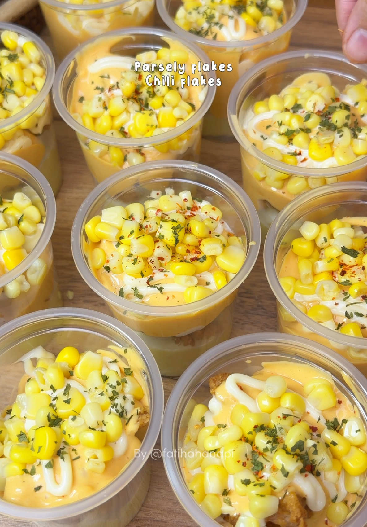 Sapa belum idea lagi tu nak masak apa next week😂 resepi mini loaded potato  ayam goreng celup tepung :  🥔isi ayam saiz dadu 🥔tepung basah : tepung goreng ayam + air  🥔tepung kering : tepung goreng ayam, tepung gandum, tepung jagung kentang : 🥔kentang rebus 🥔black pepper seasoning 🥔butter 🥔fresh milk susun : 🥔kentang 🥔ayam goreng 🥔homemade nachos cheese sauce  🥔mayonis 🥔sweetcorn 🥔parsely flakes 🥔chili flakes  #ideajamuansekolah #ideapotluck     #loadedpotatobowl #miniloadedpotato #loadedpotato 