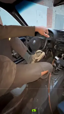 Aceh berduka Seorang pemuda terjebak selama 7 jam di tiang penyangga akibat banjir yang melanda wilayahnya di Aceh. Beruntung, warga berhasil menyelamatkannya dengan menggunakan seutas tali, membawanya ke tempat aman. - Selengkapnya kunjungi website dengan klik link di bio atau download aplikasi di AppStore dan Google Play Store. #inilahNews #banjiraceh #acehtenggelam #banjirpidiejaya #fyppppppppppppppppppppppp