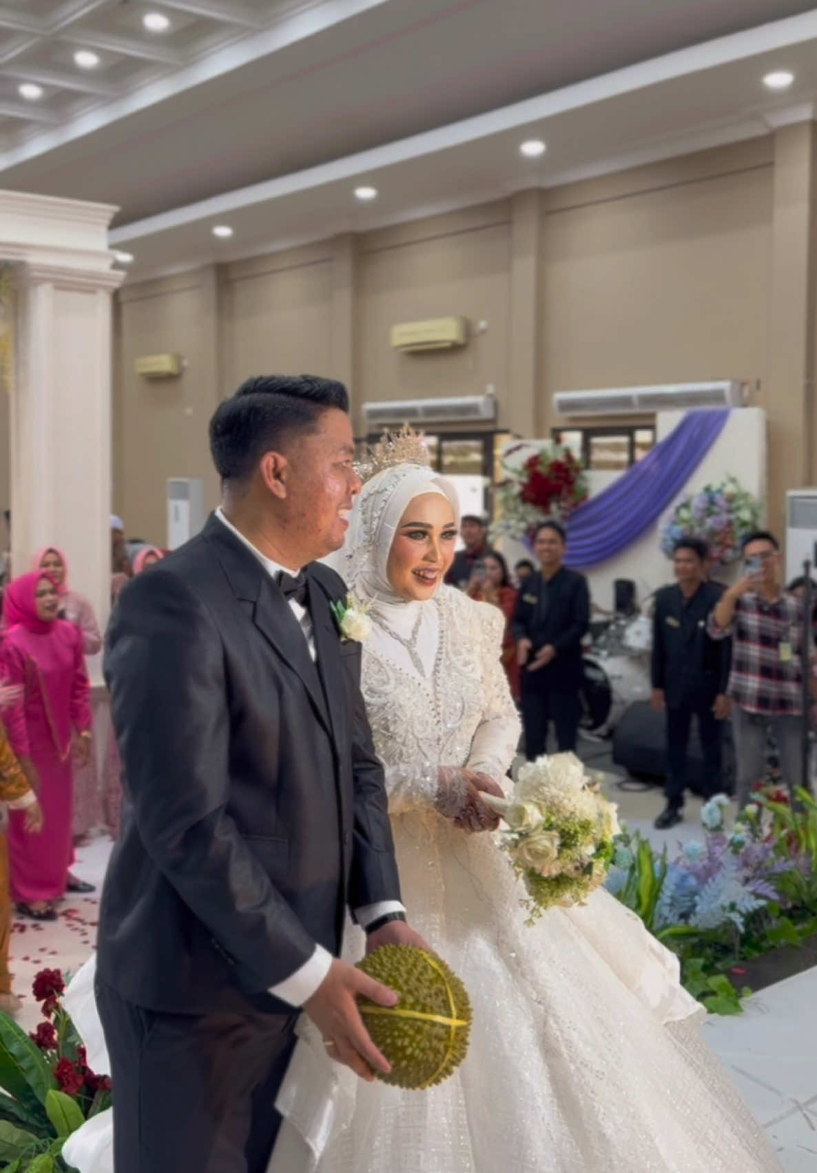 tamatlah sudah….😂😂😂 The wedding of @ezaifaaaa_ 💍 @hakim_sofyan  Wedding Organizer by @oliv_organizer Master Of Ceremony by @ikhwan.muja.mc Decoration by @mddekorasi.samarinda Make Up & Hijab do by @qorymarcolina_makeup Gown & suit by @gallery_qorymarcollina Henna Art by @henna_rahmah Photo & Video by @aksanapicture Wedding Content Creator @everafter.moment Catering by @cateringaya_smd Entertainment by @cindycat_project Dowry & Invitation by @funatic_mahar Wedding Gift & Handbouqet by @glowyseserahan  Yuk hire everafter.moment untuk bantu capture semua moment di wedding kamu nanti. book via wa /Dm🫶🏻✨ #wcc #weddingcontentcreator #everaftermoment #wedding #weddingcontentcreatorsamarinda 