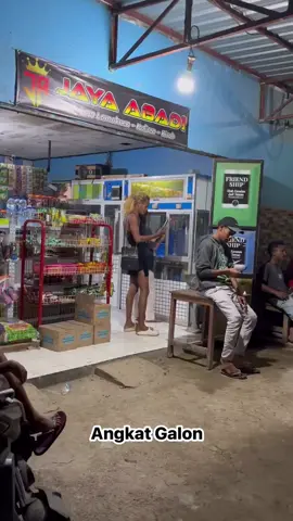 Mamayoo Cinderella angkat galon jadi #papuatiktok  #papuaviral  #papuapride  #papuaindonesia 