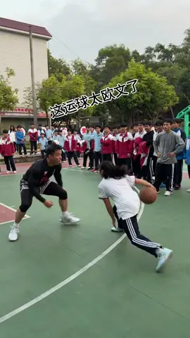 Let this girl teach you how to play basketball!🏀 #basketball #NBA #dunk #pfy #usa 