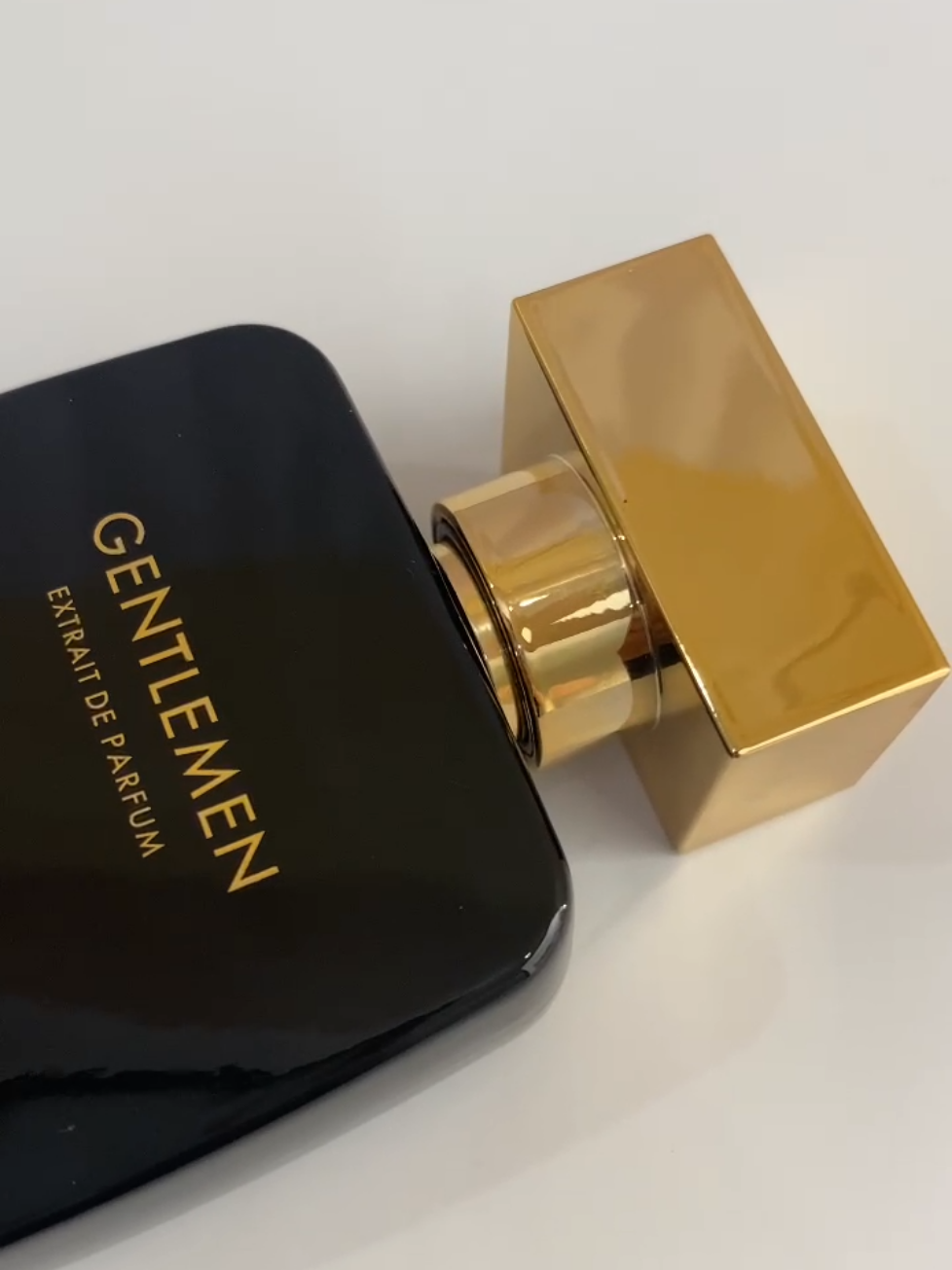 Wangi Elegant Ninggalin Kesan  #parfumwangitahanlama #crusitaparfum #parfumcowok 