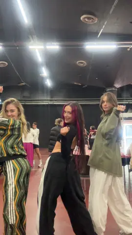 זה נותן לי וויב של 2020 @maya.keyyy @Anna Zak 