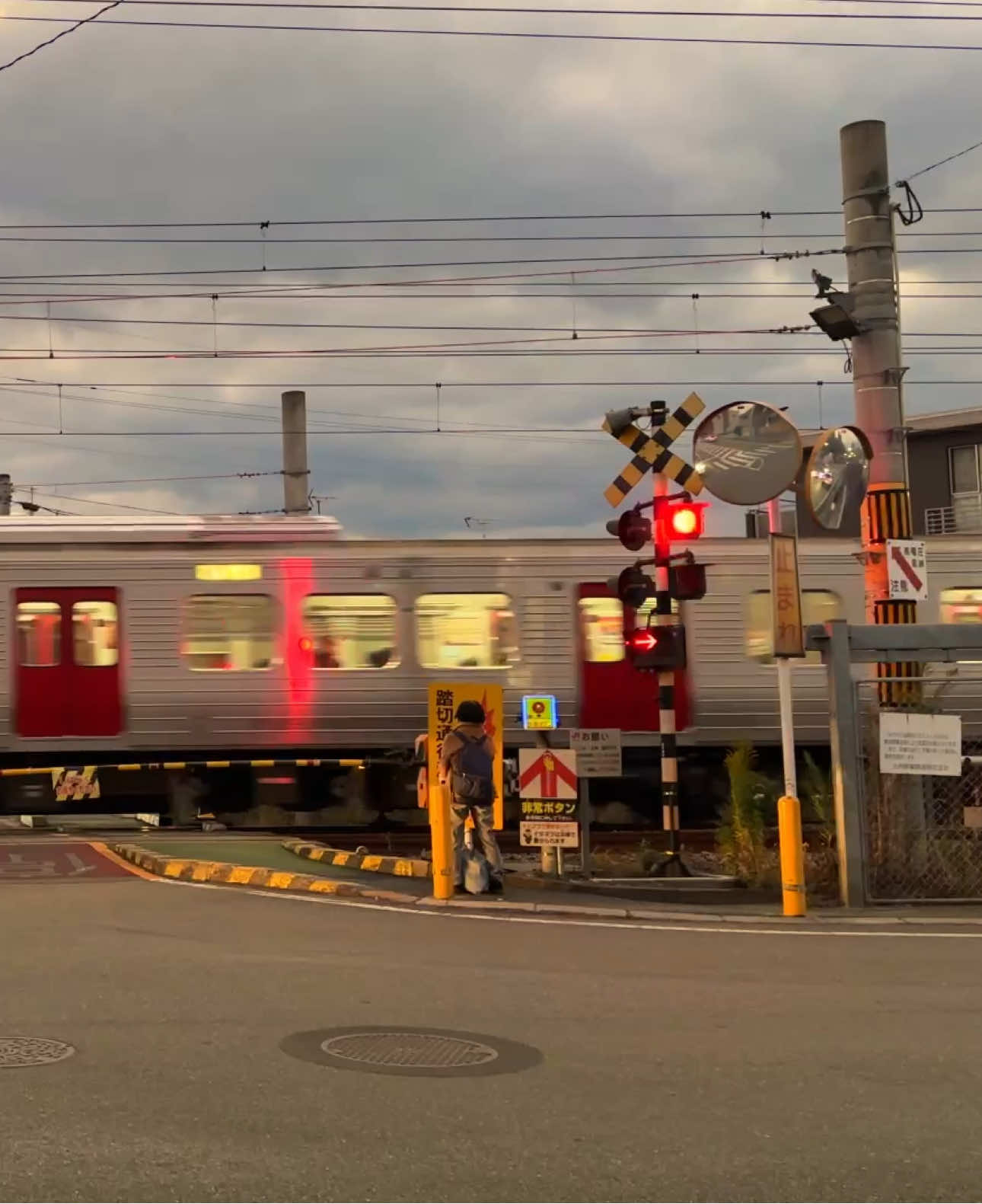 #train #japan #japanvibes #8letters #animevoice 