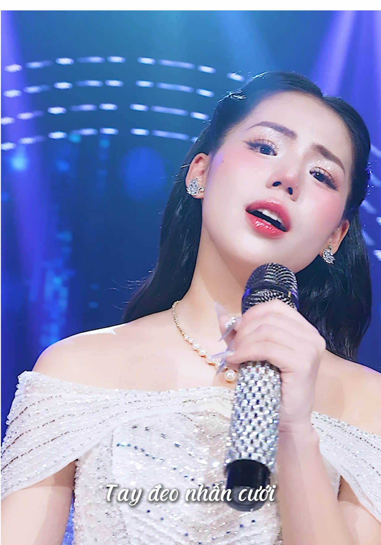 Em chờ anh nhưng… thanh xuân không đợi em…💔#vaycuoikhachmoi #huongly #tiktokgiaitri #datmax #chidepdapgioresong 