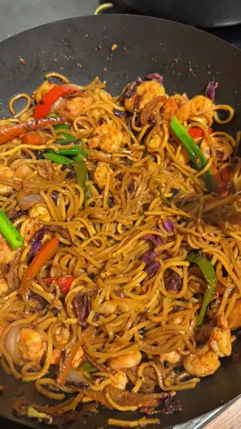 أسهل وأسرع نودلز على طريقة الـ Chow Mein! 🍜🔥